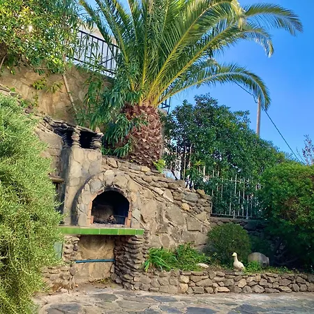 House In Roses With Waterfront Views Casa vacanze