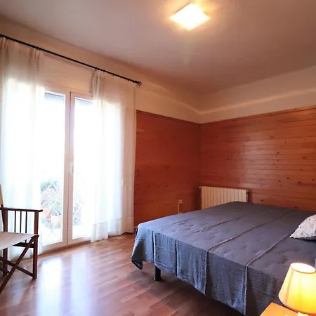 House In Roses With Waterfront Views *