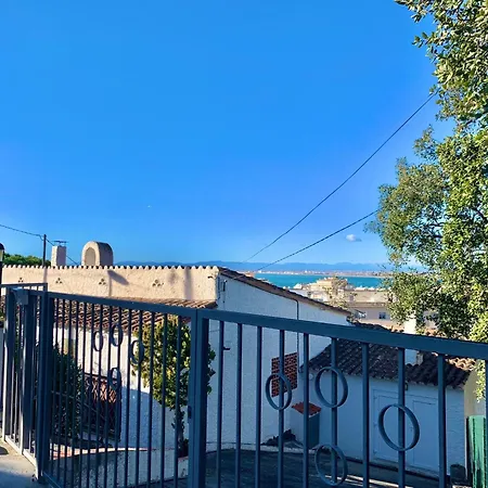 House In Roses With Waterfront Views Montjoi