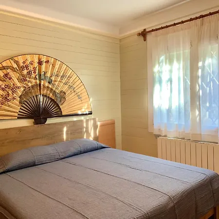 House In Roses With Waterfront Views * Montjoi