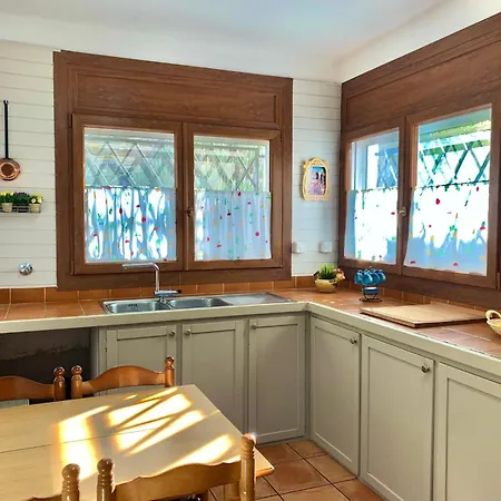 Σπίτι διακοπών House In Roses With Waterfront Views *