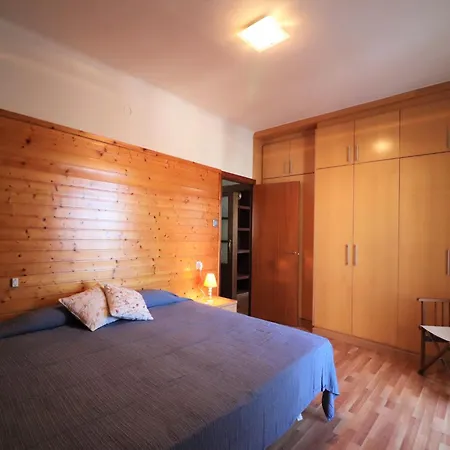 House In Roses With Waterfront Views Montjoi