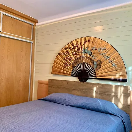 Σπίτι διακοπών House In Roses With Waterfront Views