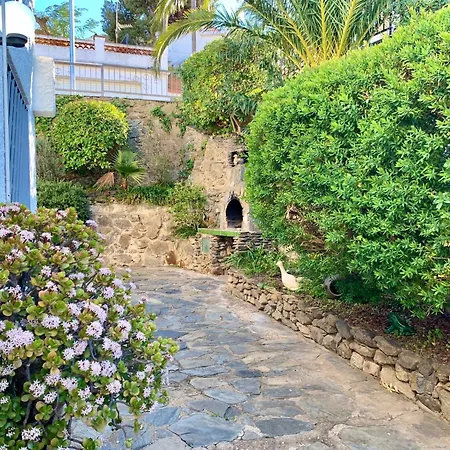 House In Roses With Waterfront Views Σπίτι διακοπών *