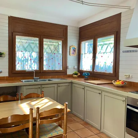 Σπίτι διακοπών House In Roses With Waterfront Views *