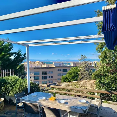 Semesterbostad With Terrace Montjoi