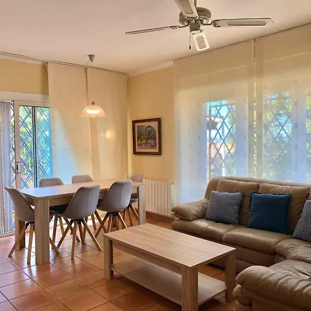 Σπίτι διακοπών House In Roses With Waterfront Views