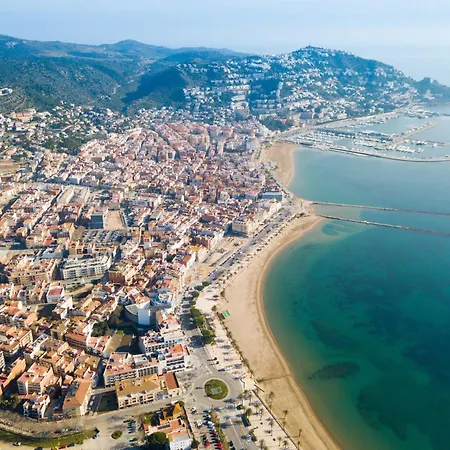 House In Roses With Waterfront Views *