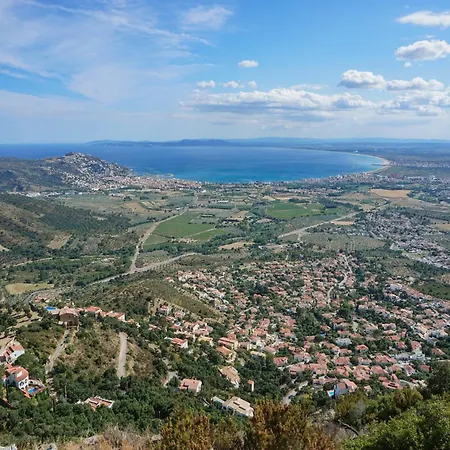 Σπίτι διακοπών House In Roses With Waterfront Views