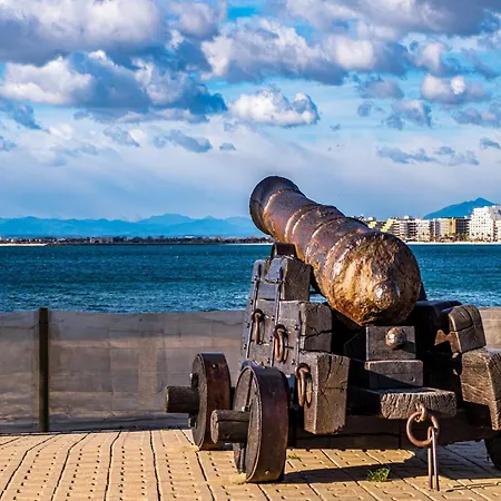 Σπίτι διακοπών House In Roses With Waterfront Views *