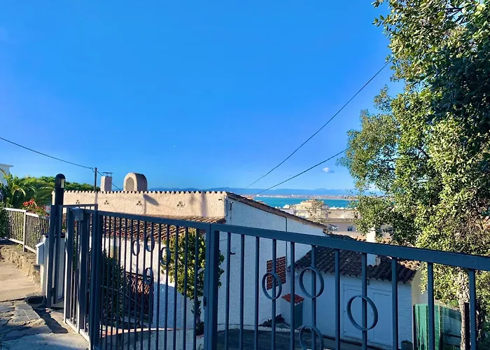 House In Roses With Waterfront Views Montjoi