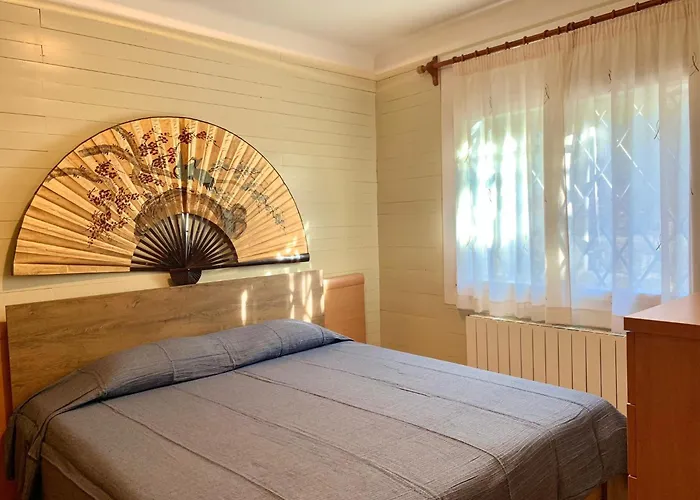 House In Roses With Waterfront Views * Montjoi