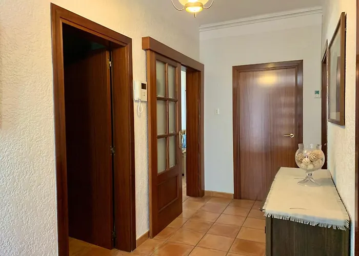 House In Roses With Waterfront Views Casa vacanze *