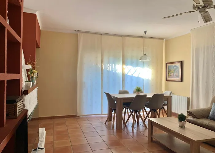 House In Roses With Waterfront Views Casa vacanze Montjoi