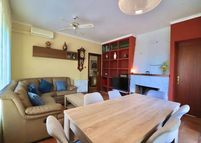 House In Roses With Waterfront Views * Montjoi