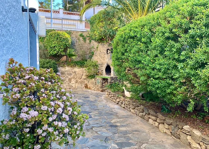 House In Roses With Waterfront Views Casa vacanze *