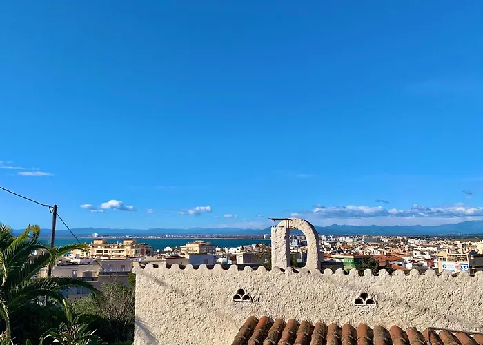 Casa vacanze House In Roses With Waterfront Views Montjoi