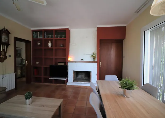 House In Roses With Waterfront Views * Montjoi