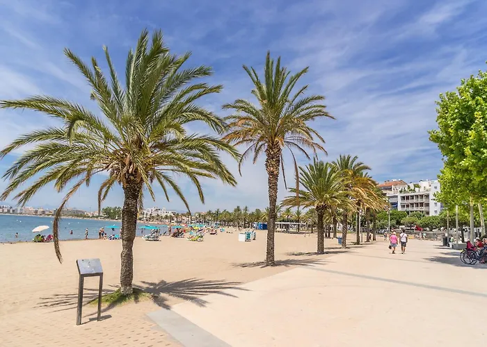 House In Roses With Waterfront Views Casa vacanze