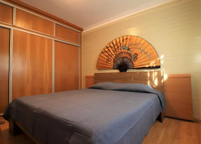 House In Roses With Waterfront Views Casa vacanze Montjoi