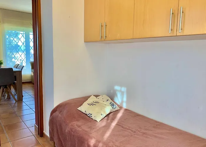 House In Roses With Waterfront Views * Montjoi