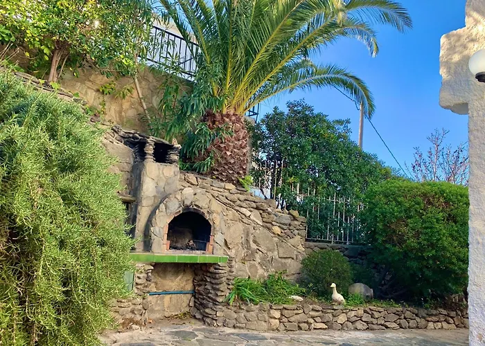 House In Roses With Waterfront Views Casa vacanze