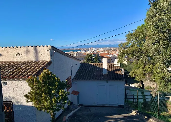 House In Roses With Waterfront Views Casa vacanze *