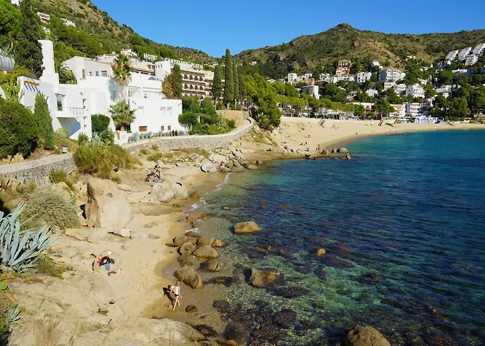 House In Roses With Waterfront Views Casa vacanze