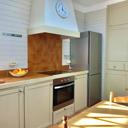 House In Roses With Waterfront Views Hébergement de vacances *